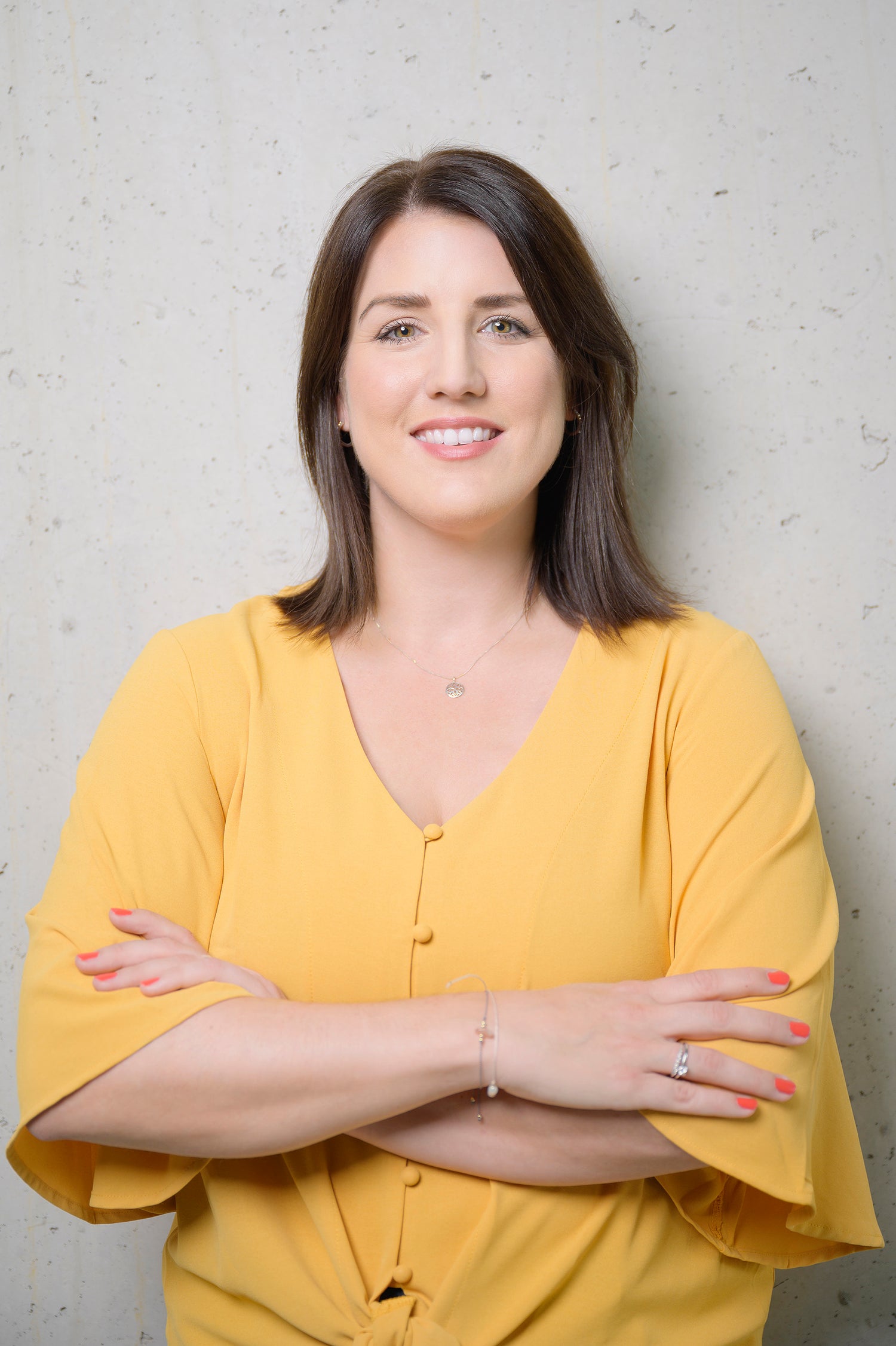 Marketing Managerin Texte schreiben: Portrait einer lächelnden Frau mit braunen Haaren.