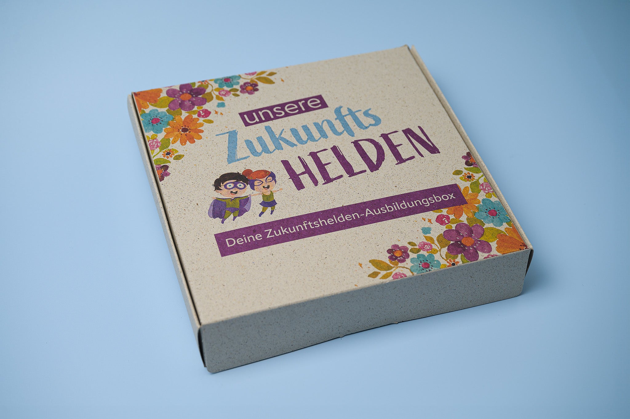 Umweltfreundlich verpackt: Das Zukunftshelden Buch in einer Graspapier-Box. Bunt und Umweltfreundlich.